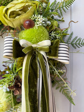 Load image into Gallery viewer, Peppermint &amp; Pistachio Pomwreath - approx 35cm
