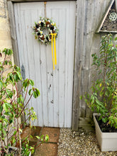 Load image into Gallery viewer, Spring Daisy Pomwreath - approx 25cm
