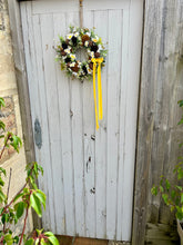 Load image into Gallery viewer, Spring Daisy Pomwreath - approx 25cm
