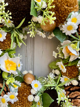 Load image into Gallery viewer, Spring Daisy Pomwreath - approx 25cm
